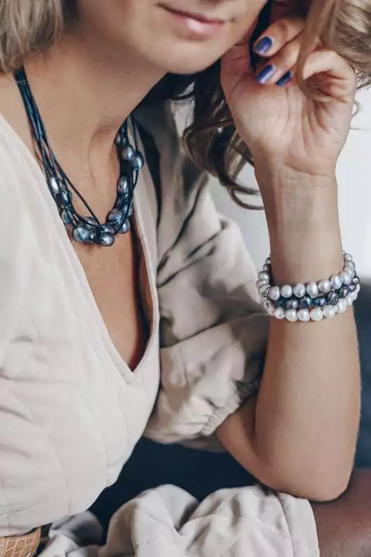 Design Lederkette mit Perlen schwarz barock, 47 cm, Magnet-Verschluss Stahl, Gaura Pearls, Estland